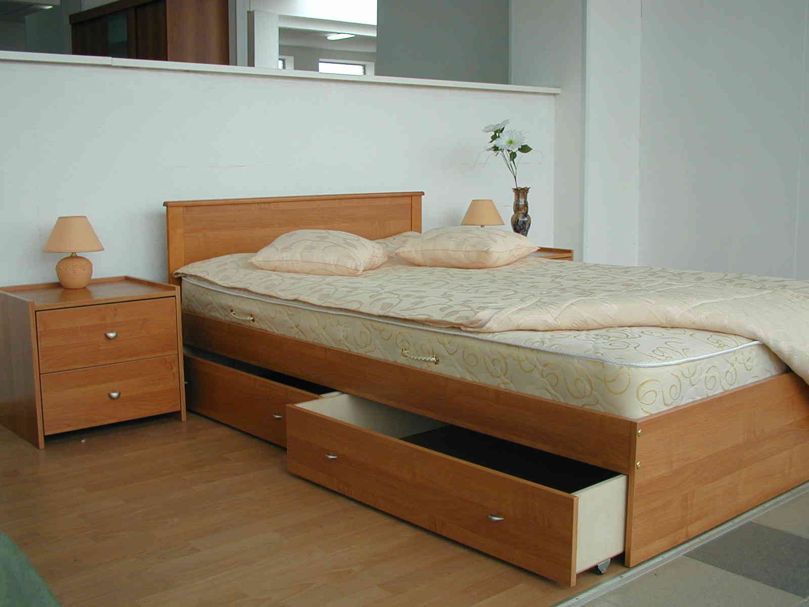 Чертеж деревянной кровати из массива с размерами