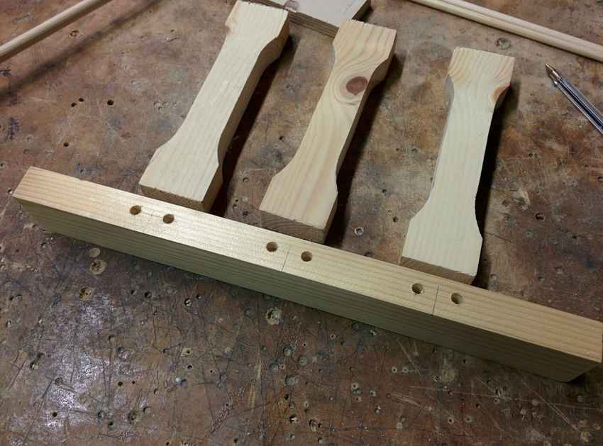 Высверливание отверстий для соединения деревянными дюбелями деталей спинки