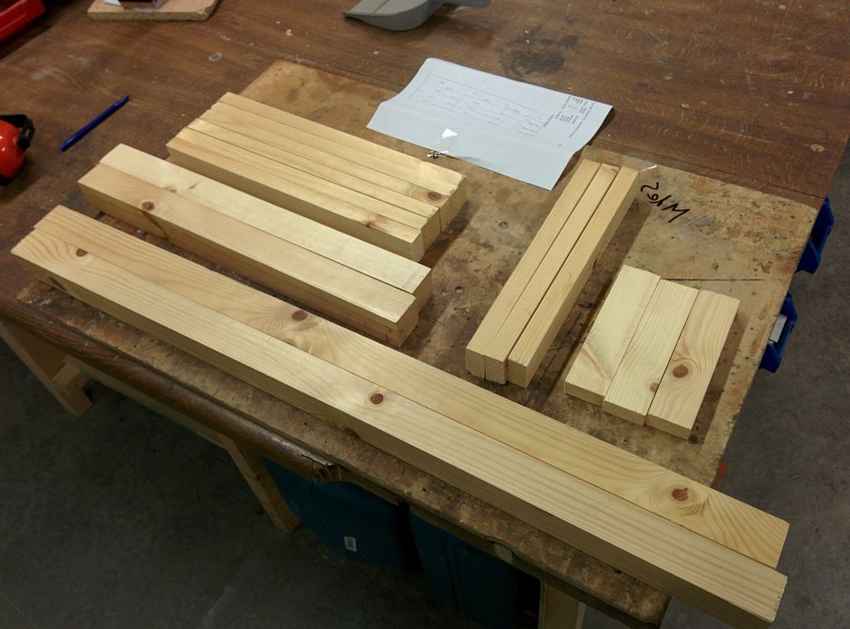 Подготовленные детали для сборки деревянного стула